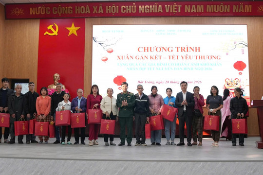 Bát Tràng: Trao 131 suất quà Tết tặng các gia đình có hoàn cảnh khó khăn