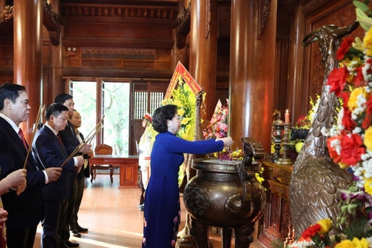 Phó Thủ tướng Phạm Thị Thanh Trà dâng hương tưởng niệm Chủ tịch Hồ Chí Minh tại Khu di tích Kim Liên