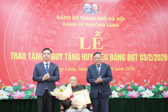 Phường Láng trao 106 Huy hiệu Đảng đợt 3/2