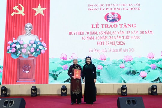 Phường Hà Đông trao Huy hiệu Đảng tặng hơn 300 đảng viên