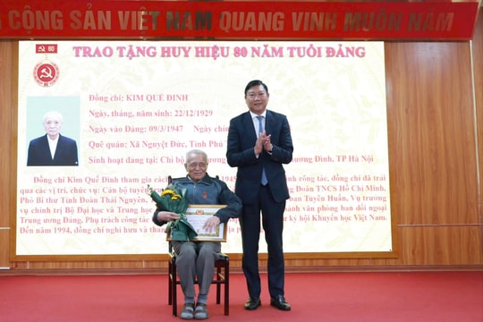 143 đảng viên phường Khương Đình vinh dự nhận Huy hiệu Đảng đợt 3-2