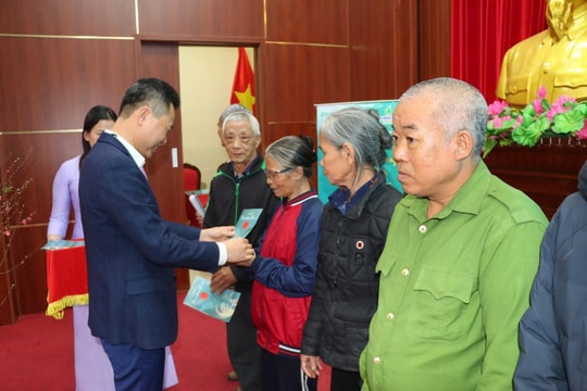Phú Xuyên trao 300 suất quà Tết cho hộ khó khăn trong chương trình “Xuân yêu thương - Tết sẻ chia”