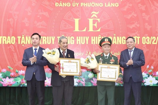 Phó Bí thư Thường trực Thành ủy Hà Nội Nguyễn Văn Phong trao tặng Huy hiệu Đảng tại phường Láng