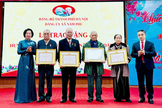Xã Nam Phù trang trọng trao Huy hiệu Đảng dịp kỷ niệm 96 năm Ngày thành lập Đảng