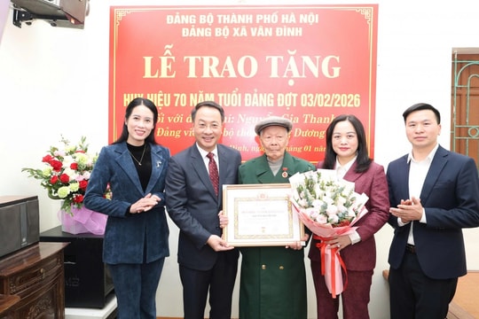 Trưởng ban Nội chính Thành ủy Trần Đình Cảnh trao Huy hiệu 70 năm tuổi Đảng tại xã Vân Đình