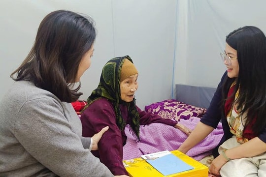 Hội LHPN Hà Nội thăm, tặng quà Tết Mẹ Việt Nam Anh hùng Nguyễn Thị Tàu tại xã Tây Phương