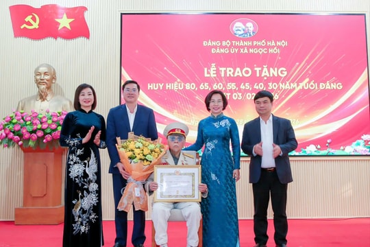 Chủ tịch Ủy ban MTTQ Việt Nam thành phố Hà Nội Bùi Huyền Mai dự Lễ trao tặng Huy hiệu Đảng tại xã Ngọc Hồi