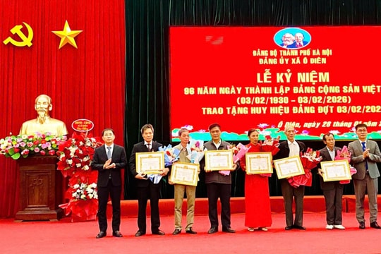 Xã Ô Diên kỷ niệm 96 năm Ngày thành lập Đảng và trao Huy hiệu Đảng tặng đảng viên