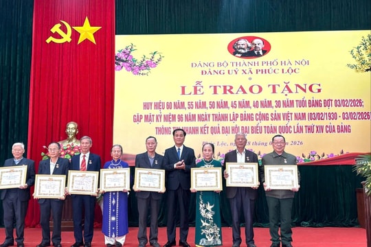 Đảng uỷ xã Phúc Lộc trao Huy hiệu Đảng tặng các đảng viên