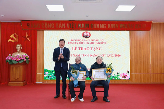 Chủ nhiệm Ủy ban Kiểm tra Thành ủy Hà Nội trao Huy hiệu Đảng tại phường Khương Đình