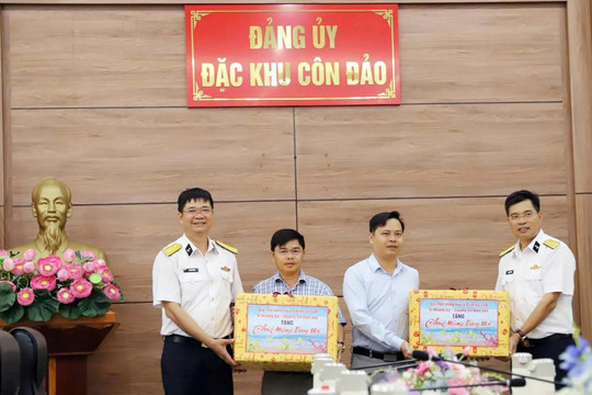 Đoàn công tác Bộ Tư lệnh Vùng 2 Hải quân dâng hương, thăm và chúc Tết đặc khu Côn Đảo