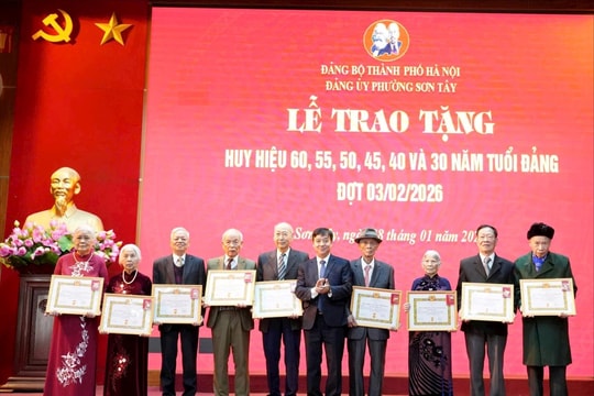 Phường Sơn Tây trao Huy hiệu Đảng tặng 82 đảng viên