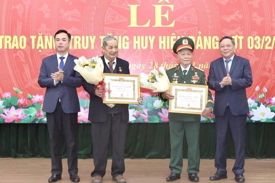 Phó Bí thư Thường trực Thành ủy Hà Nội Nguyễn Văn Phong trao tặng Huy hiệu Đảng tại phường Láng