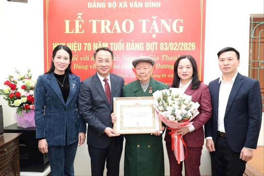 Trưởng ban Nội chính Thành ủy Hà Nội Trần Đình Cảnh trao Huy hiệu 70 năm tuổi Đảng tặng đảng viên Nguyễn Gia Thanh