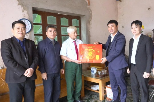 Xã Yên Xuân tặng quà các gia đình chính sách, người có công dịp Tết Nguyên đán 2026