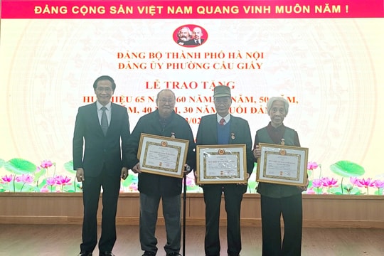Phường Cầu Giấy trao Huy hiệu Đảng tặng 104 đảng viên