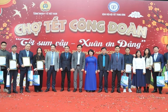 Chợ Tết Công đoàn: Ấm áp sẻ chia với người bệnh và nhân viên y tế