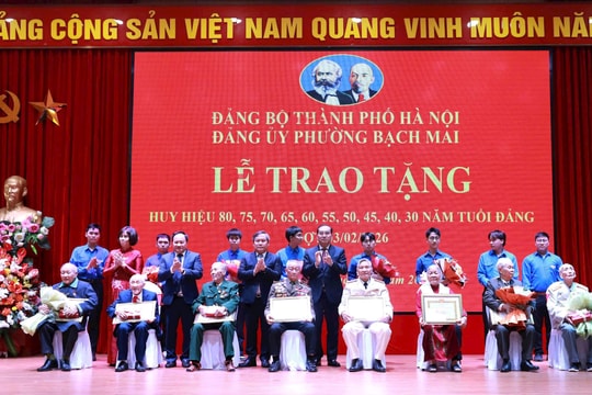 Chủ tịch UBND thành phố Vũ Đại Thắng trao Huy hiệu Đảng tại phường Bạch Mai