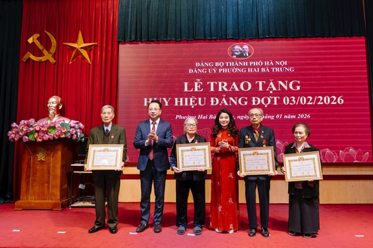 Đảng ủy phường Hai Bà Trưng trao Huy hiệu Đảng tặng 108 đảng viên