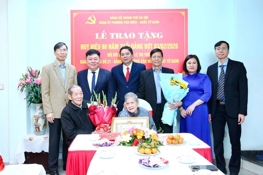 Đảng bộ phường Văn Miếu - Quốc Tử Giám trao tặng Huy hiệu Đảng đợt 3-2