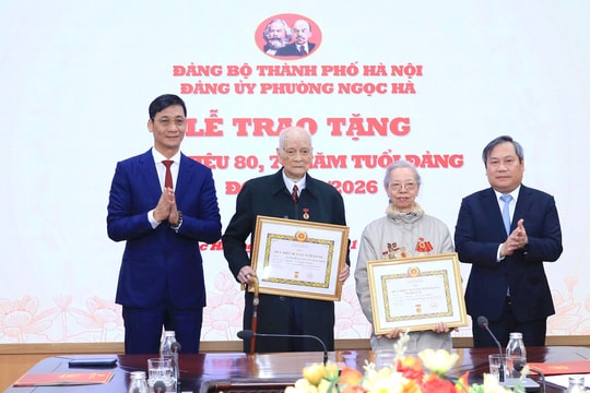 Chủ tịch UBND TP Hà Nội Vũ Đại Thắng trao Huy hiệu Đảng tặng đảng viên lão thành phường Ngọc Hà