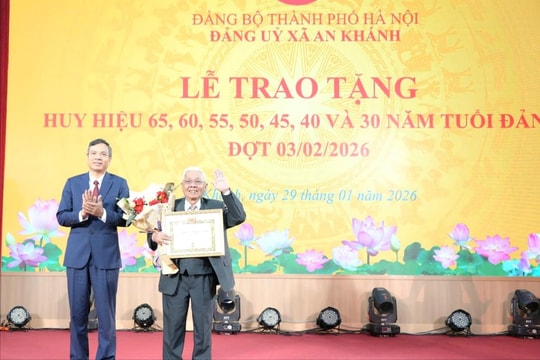 An Khánh kỷ niệm 96 năm Ngày thành lập Đảng Cộng sản Việt Nam và trao Huy hiệu Đảng đợt 3-2