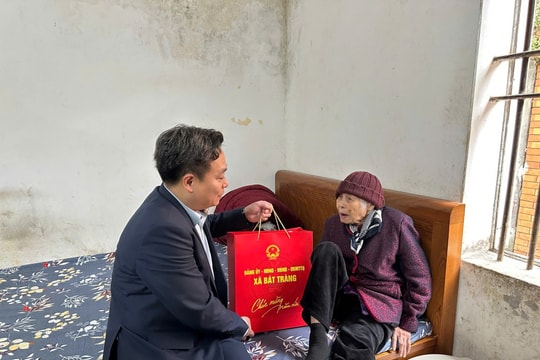Lãnh đạo xã Bát Tràng thăm, tặng quà các gia đình chính sách dịp Tết Bính Ngọ 2026