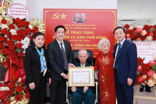 Phường Thanh Xuân (Hà Nội) Trao Huy hiệu 65 năm tuổi Đảng tặng đảng viên lão thành Trần Văn Huỳnh