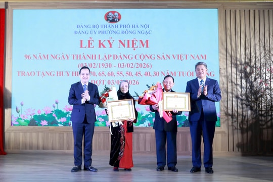 Phó Chủ tịch UBND thành phố Nguyễn Mạnh Quyền trao Huy hiệu Đảng tại phường Đông Ngạc