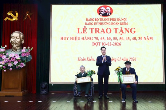 132 đảng viên phường Hoàn Kiếm vinh dự nhận Huy hiệu Đảng
