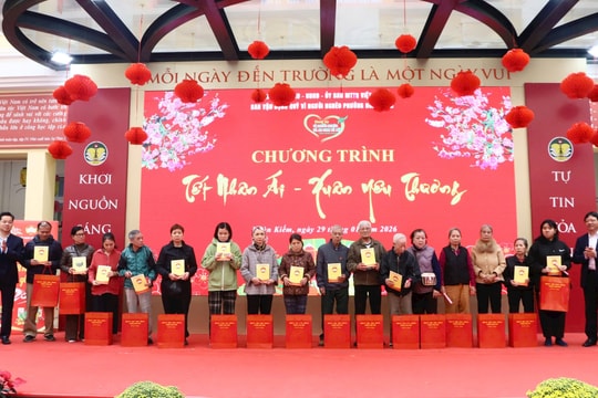 “Tết nhân ái - Xuân yêu thương” cho 564 hộ gia đình có hoàn cảnh khó khăn phường Hoàn Kiếm