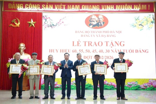 Xã Hạ Bằng trao Huy hiệu Đảng tặng 31 đảng viên