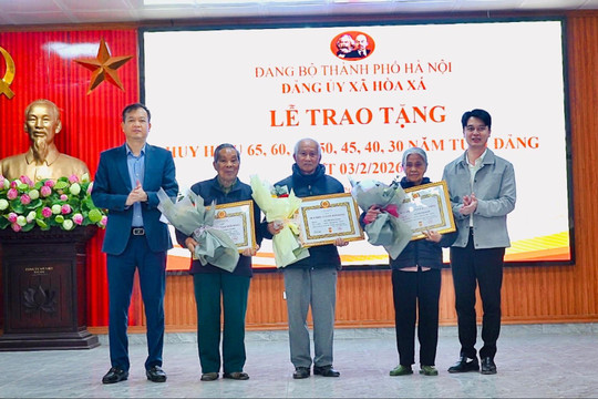 Xã Hòa Xá trao tặng Huy hiệu Đảng nhân kỷ niệm 96 năm Ngày thành lập Đảng