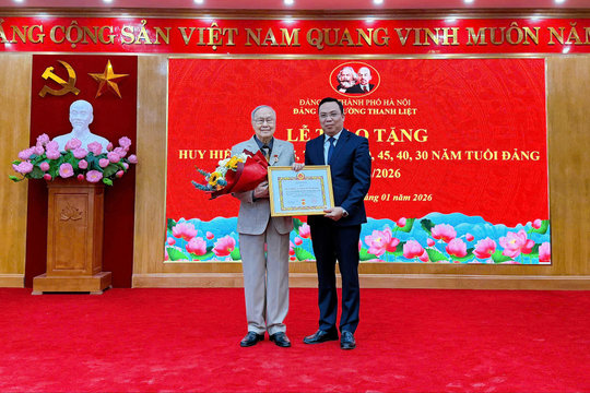 Phường Thanh Liệt: Trang trọng tổ chức lễ kỷ niệm 96 năm Ngày thành lập Đảng và trao Huy hiệu Đảng đợt 3/2
