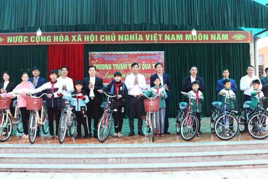Trao quà Tết cho học sinh có hoàn cảnh khó khăn xã Bất Bạt