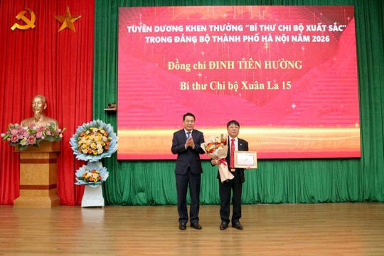 Xuân Đỉnh tổ chức Lễ kỷ niệm 96 năm Ngày thành lập Đảng và trao Huy hiệu Đảng tặng đảng viên lão thành