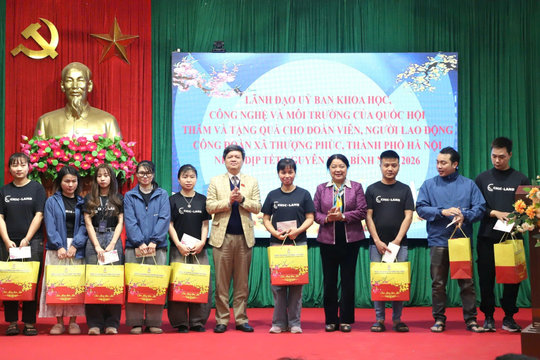 Công nhân lao động xã Thượng Phúc đón nhận những phần quà Tết ý nghĩa