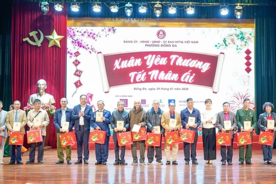 Nhiều phần quà ý nghĩa đến với gia đình chính sách phường Đống Đa trước thềm Xuân mới