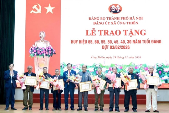 Xã Ứng Thiên: Trao Huy hiệu Đảng tặng 36 đảng viên lão thành