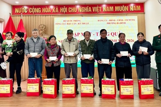 Phường Ba Đình phối hợp Tổng cục Hậu cần - Kỹ thuật tặng quà gia đình chính sách dịp Tết Nguyên đán