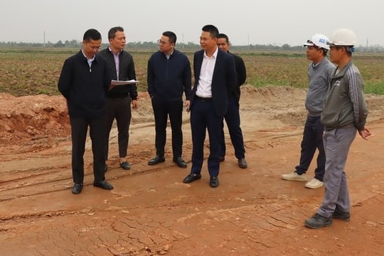 Bí thư Đảng ủy xã Phú Xuyên kiểm tra tiến độ các dự án trọng điểm