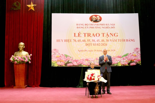 Trao Huy hiệu Đảng tặng 220 đảng viên lão thành phường Nghĩa Đô