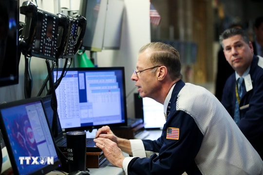 Fed giữ nguyên lãi suất, S&P 500 lần đầu chạm mốc lịch sử 7.000 điểm