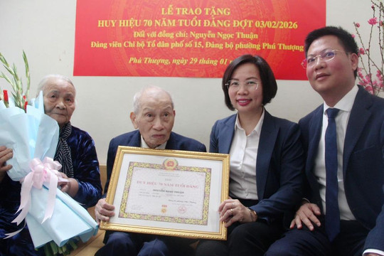 Chủ tịch Ủy ban MTTQ Việt Nam Thành phố Hà Nội trao tặng Huy hiệu 70 năm tuổi Đảng tại phường Phú Thượng