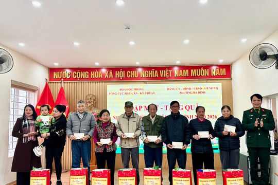 Phường Ba Đình: Phối hợp tặng quà cho các gia đình chính sách có hoàn cảnh khó khăn