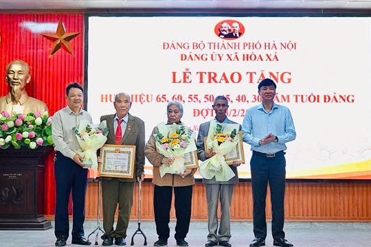 Xã Hoà Xá trao Huy hiệu Đảng cho 33 đảng viên tiêu biểu