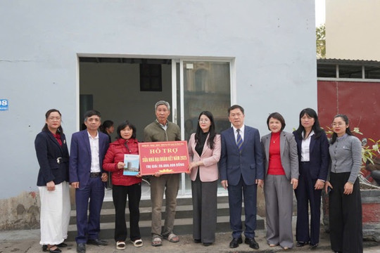Xã Ứng Hoà: Trao kinh phí hỗ trợ xây, sửa nhà “Đại đoàn kết” cho 6 hộ gia đình có hoàn cảnh khó khăn