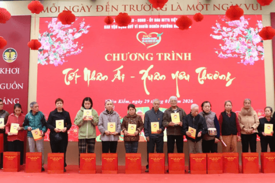 Phường Hoàn Kiếm tổ chức chương trình “Tết nhân ái - Xuân yêu thương” trao quà cho các hộ gia đình có hoàn cảnh khó khăn