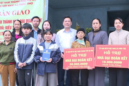 Uỷ ban MTTQ Việt Nam xã Phúc Thọ bàn giao nhà đại đoàn kết cho hộ khó khăn