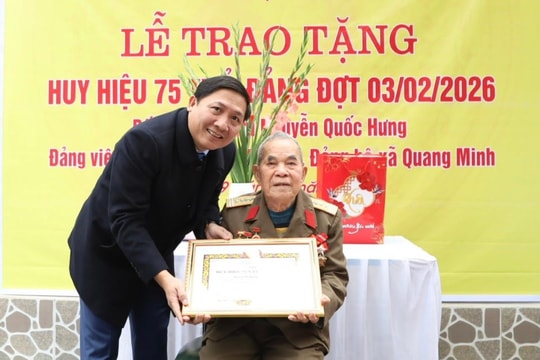 Đảng ủy xã Quang Minh trao Huy hiệu Đảng tặng 22 đảng viên